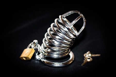 accessoire BDSM cage de chasteté